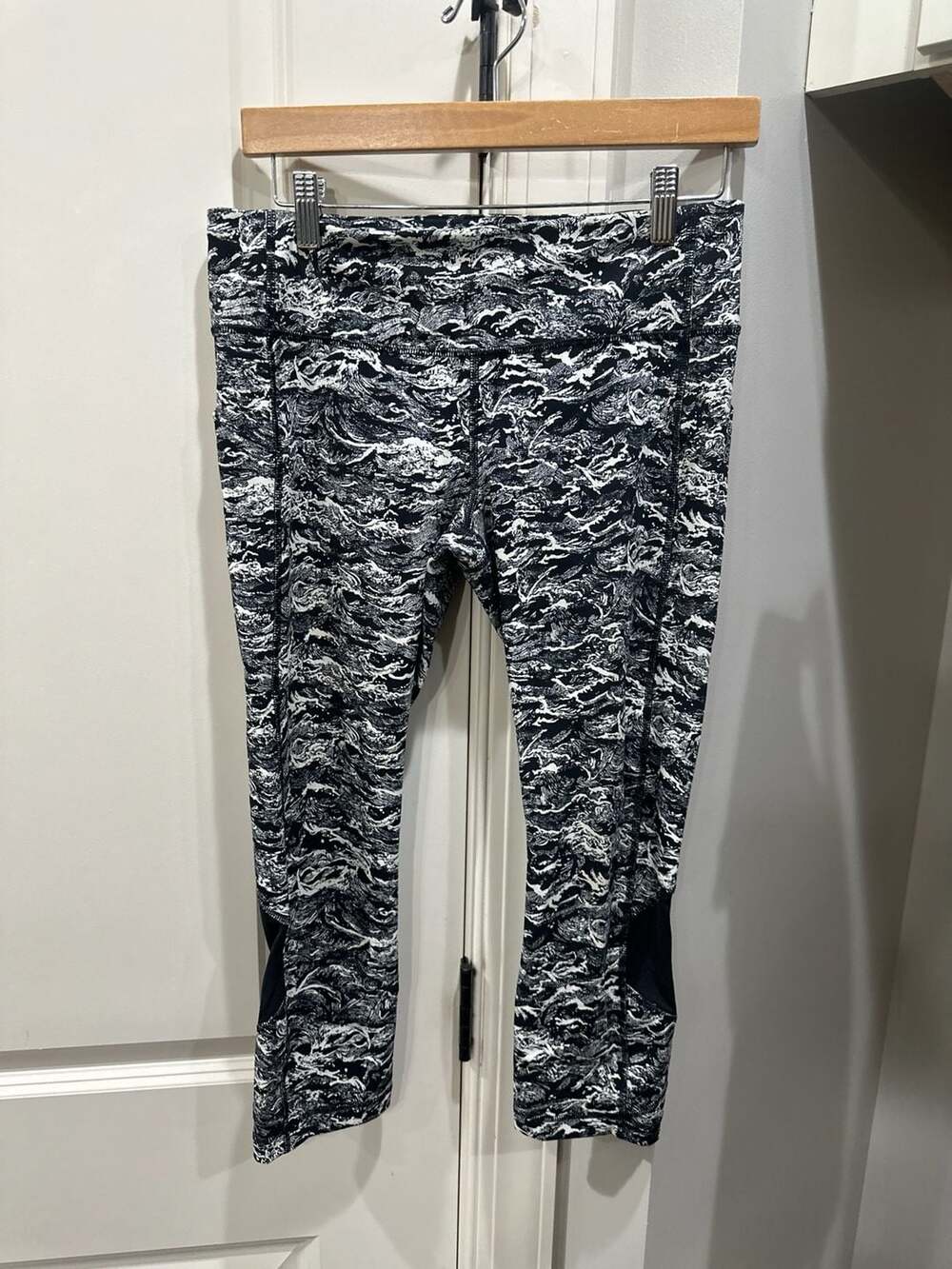 Lululemon Run Times Crop Sea Waves Black White Leggings Size‎ 8